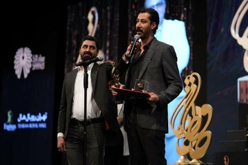 عکس | ژست خاص بهرام افشاری با یک جایزه سینمایی