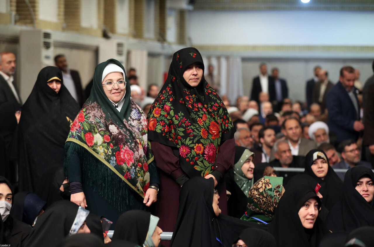 تصاویری از پوشش متفاوت زنان در دیدار با رهبر انقلاب