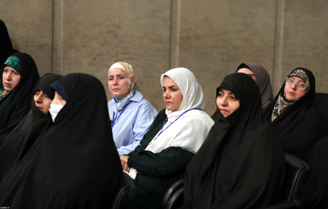 تصاویری از پوشش متفاوت زنان در دیدار با رهبر انقلاب