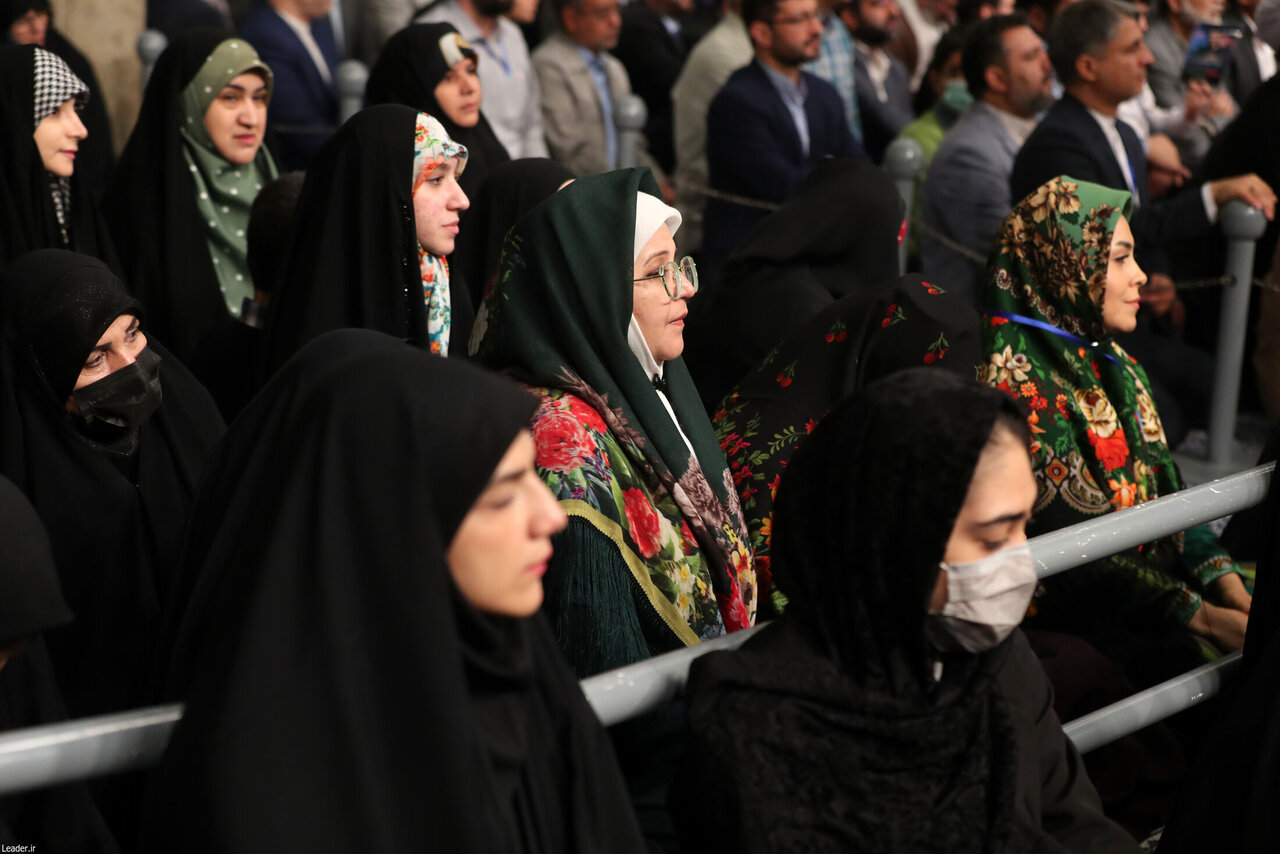 تصاویری از پوشش متفاوت زنان در دیدار با رهبر انقلاب
