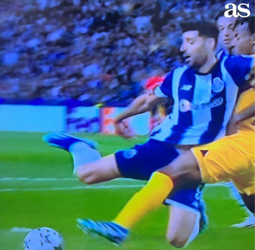 عکس| فریم به فریم با برخورد جنجالی طارمی در محوطه جریمه بارسا