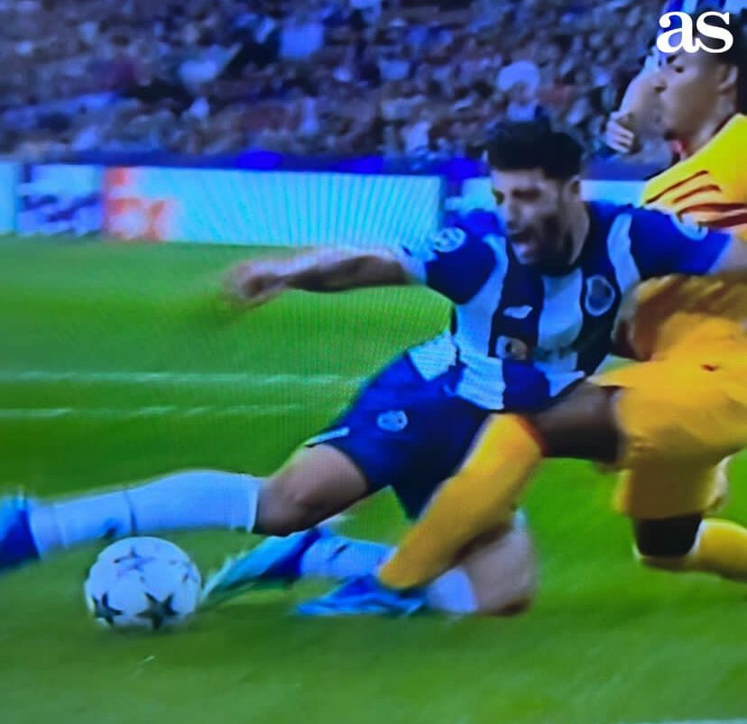 عکس| فریم به فریم با برخورد جنجالی طارمی در محوطه جریمه بارسا