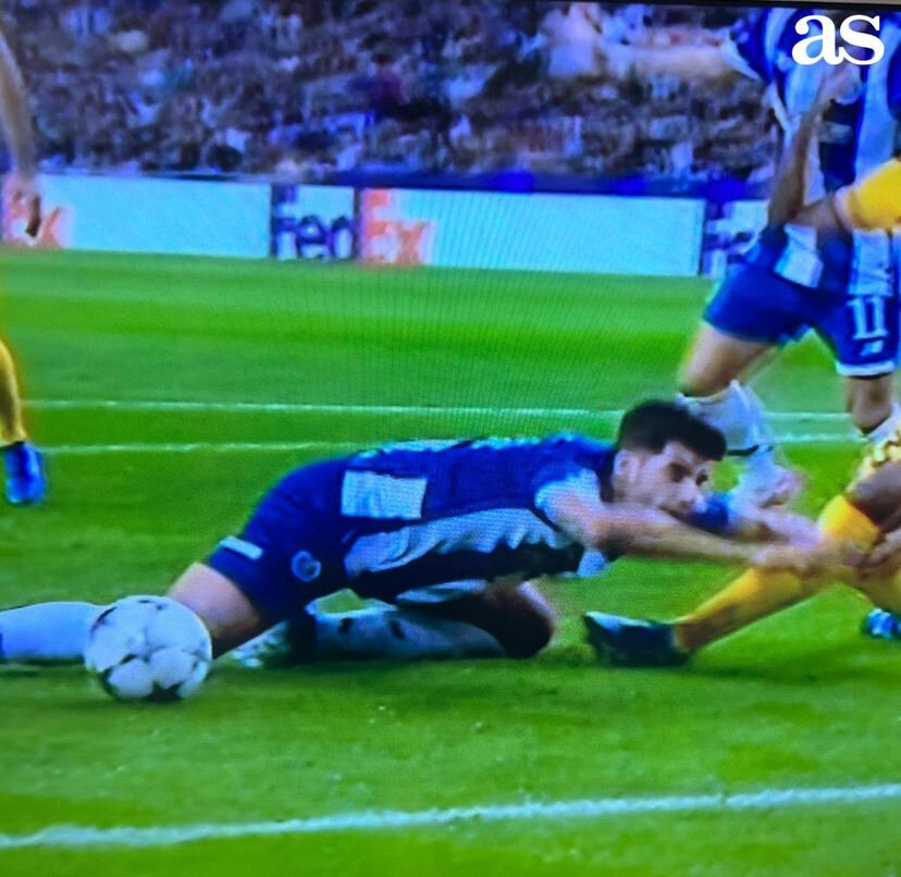 عکس| فریم به فریم با برخورد جنجالی طارمی در محوطه جریمه بارسا