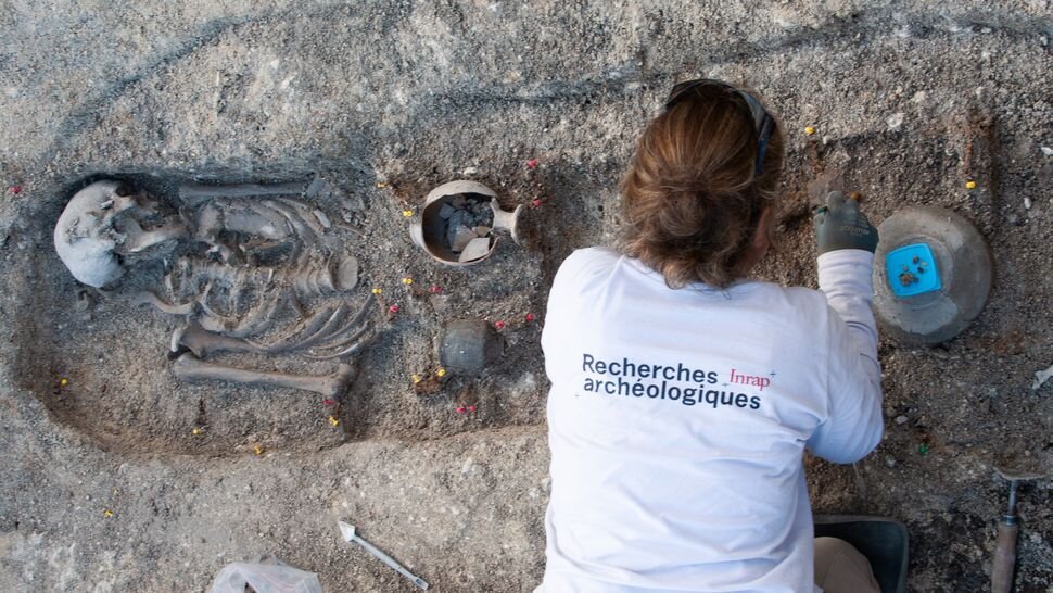 کشف گنج ۱۸۰۰ ساله کنار جسد یک زن/ عکس