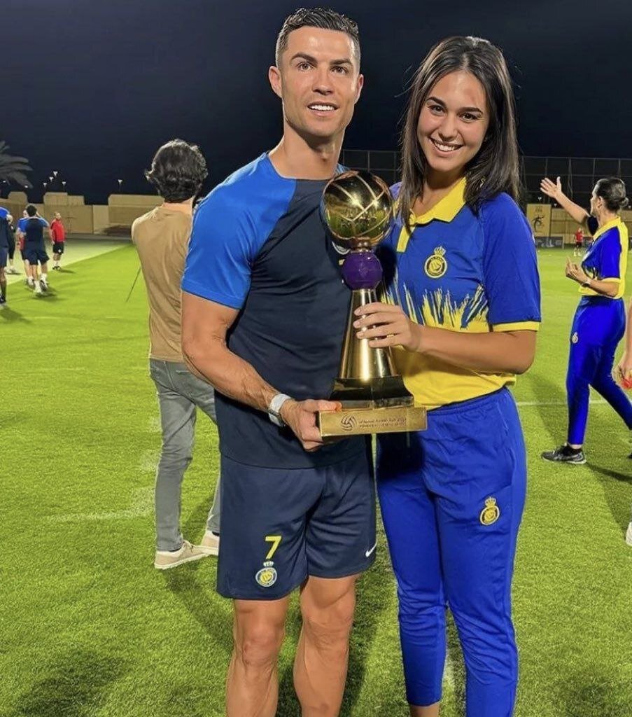 عکس| رونالدو در کنار دو دختر عربستانی