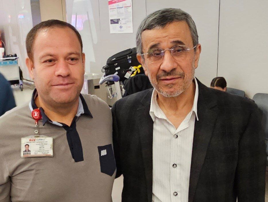 عکسی از محمود احمدی نژاد در فرودگاه استانبول /جوانفکر هم عازم گواتمالا شد