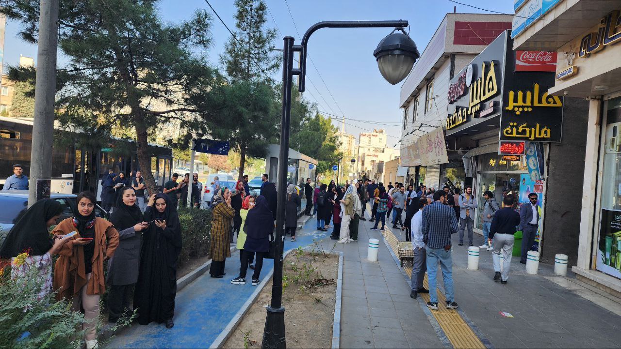 تجمع مردم در خیابان‌های مشهد بعد از زلزله/ عکس