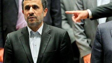 محمود احمدی نژاد در فرودگاه مکزیکوسیتی / عکس یادگاری با این زنان حاشیه ساز می شود؟