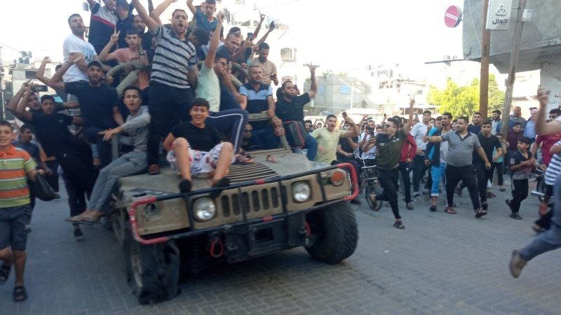 شادی مردم فلسطین روی خودروهای نظامی اسرائیل/عکس