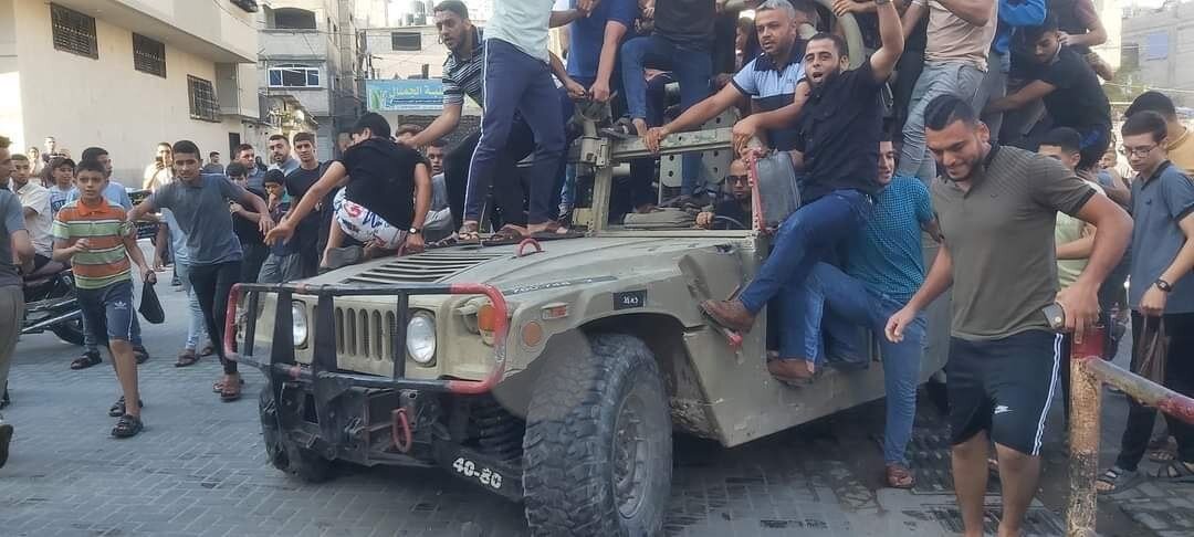 شادی مردم فلسطین روی خودروهای نظامی اسرائیل/عکس