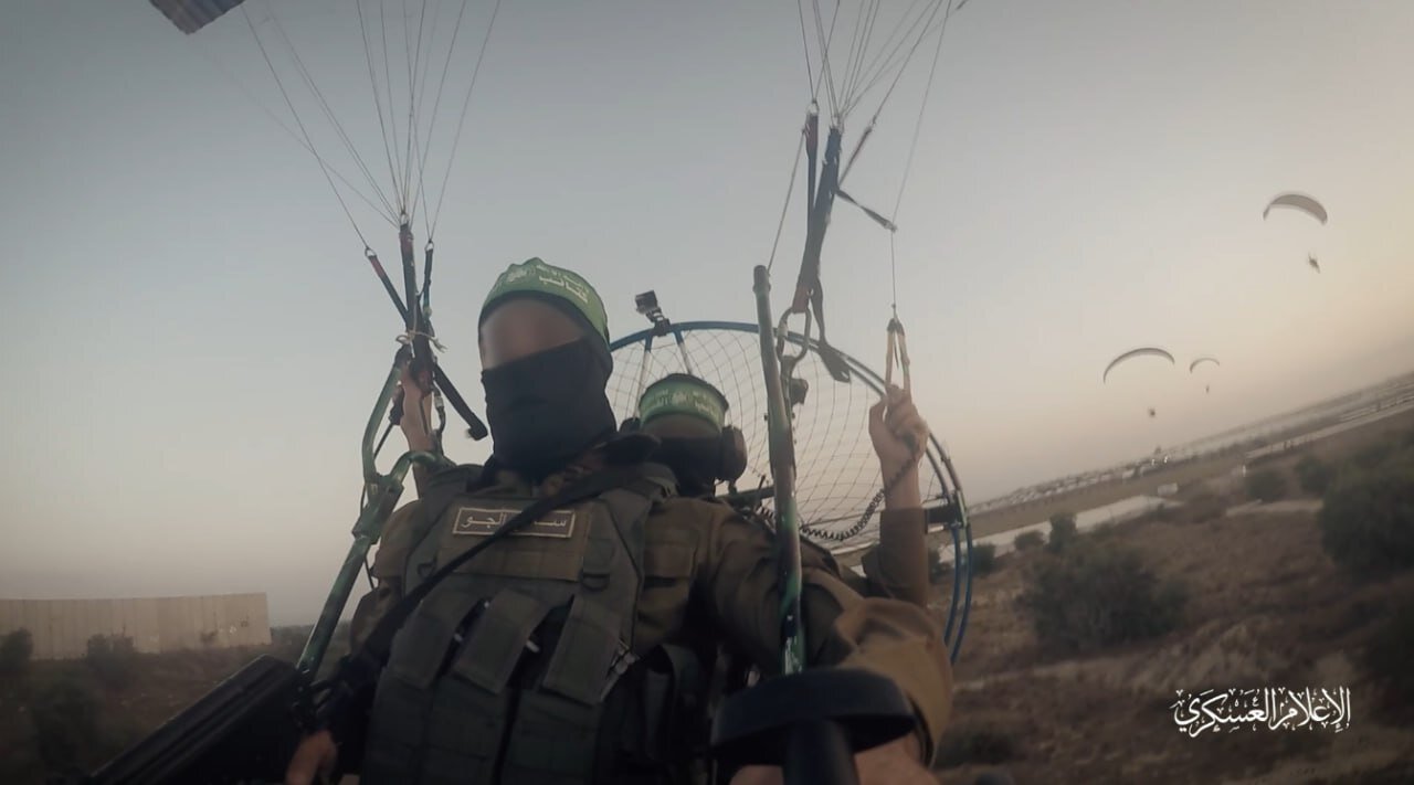 لحظه فرود تکاوران مقاومت با پاراگلایدر در سرزمینهای اشغالی/عکس