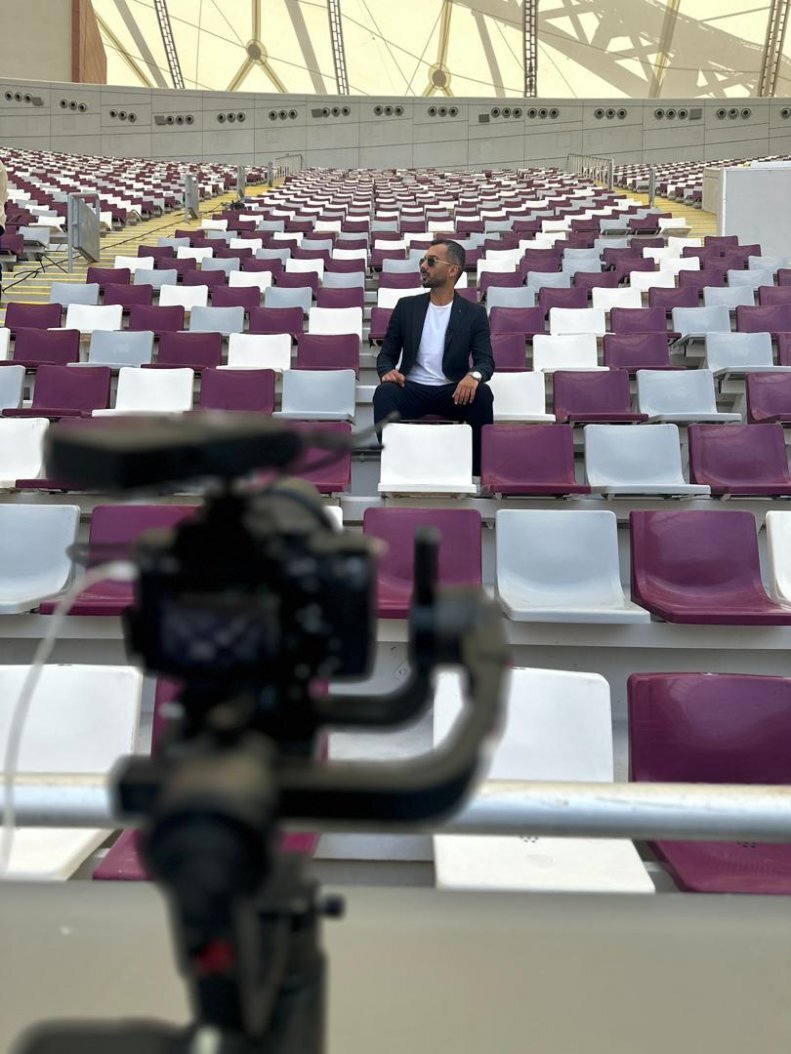 عکس| ژست محمدحسین میثاقی در استادیوم جام جهانی