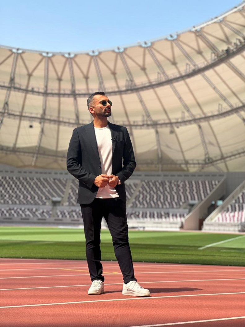 عکس| ژست محمدحسین میثاقی در استادیوم جام جهانی