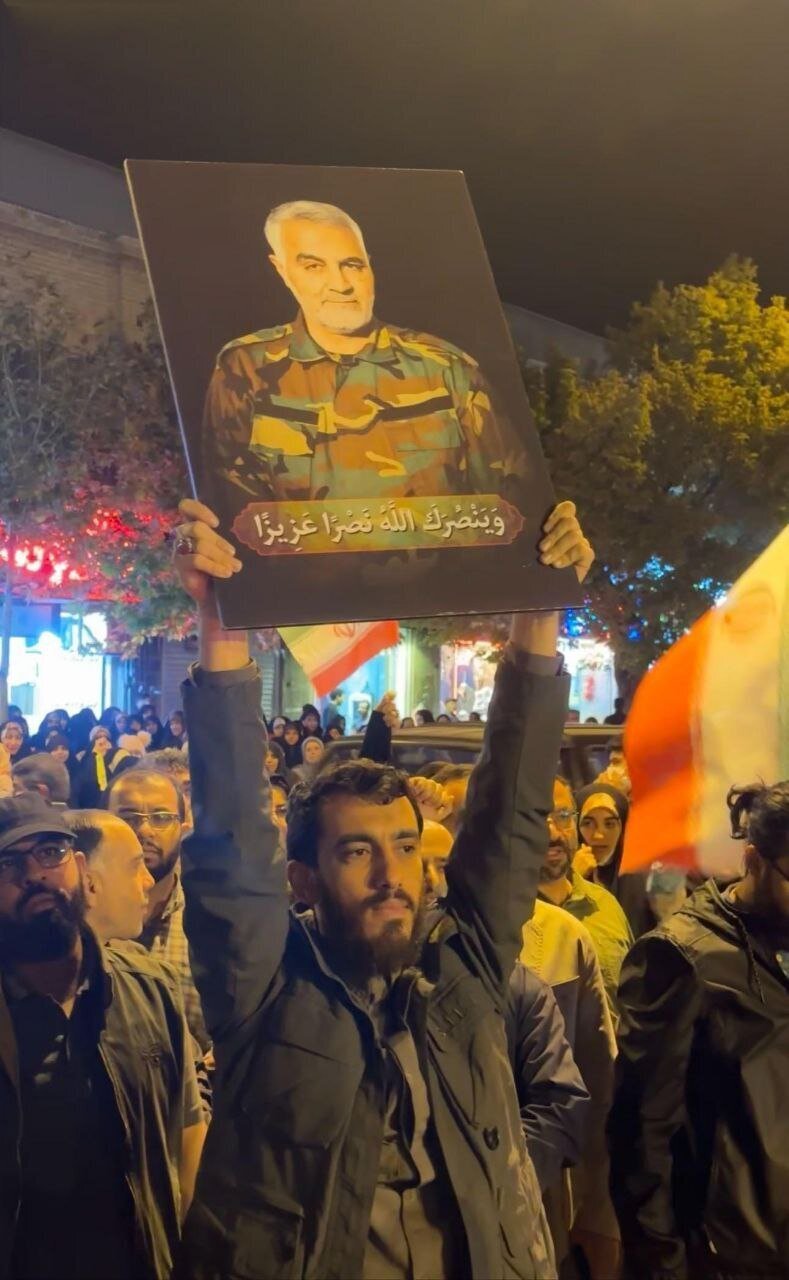 تصویر مداح مشهور با یک قاب عکس خاص در جشن پیروزی مقاومت