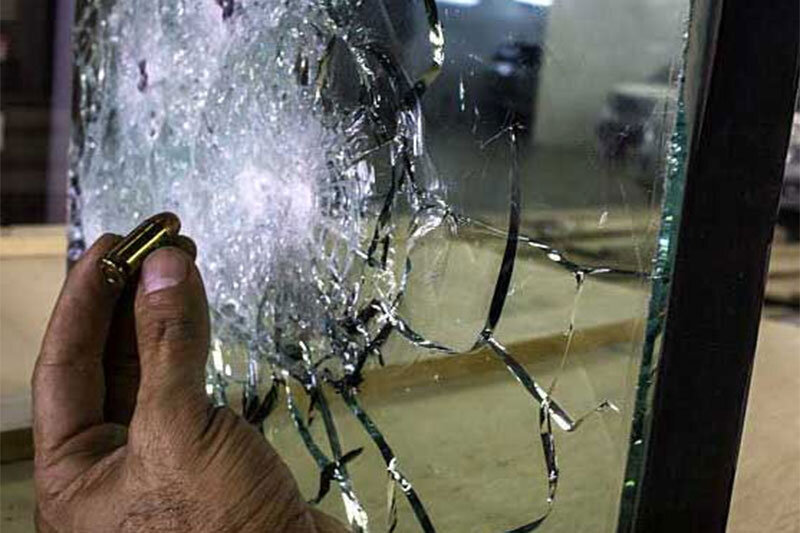 ببینید | مقایسه سرعت انتشار شکستگی شیشه و سرعت گلوله!