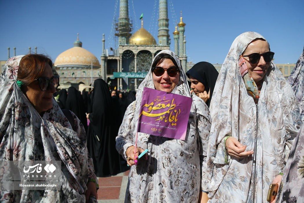 عکس گردشگران زن خارجی در مراسم نمادین استقبال از کاروان حضرت معصومه(س)