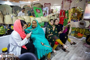 کیهان: اینجا مصلای تهران است یا کلکسیون مانکن؟ کیهان: اینجا مصلای تهران است یا کلکسیون مانکن؟