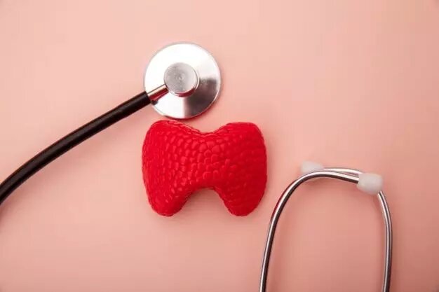 کمکاری تیروئید چیست؟ علل، علائم و درمان آن