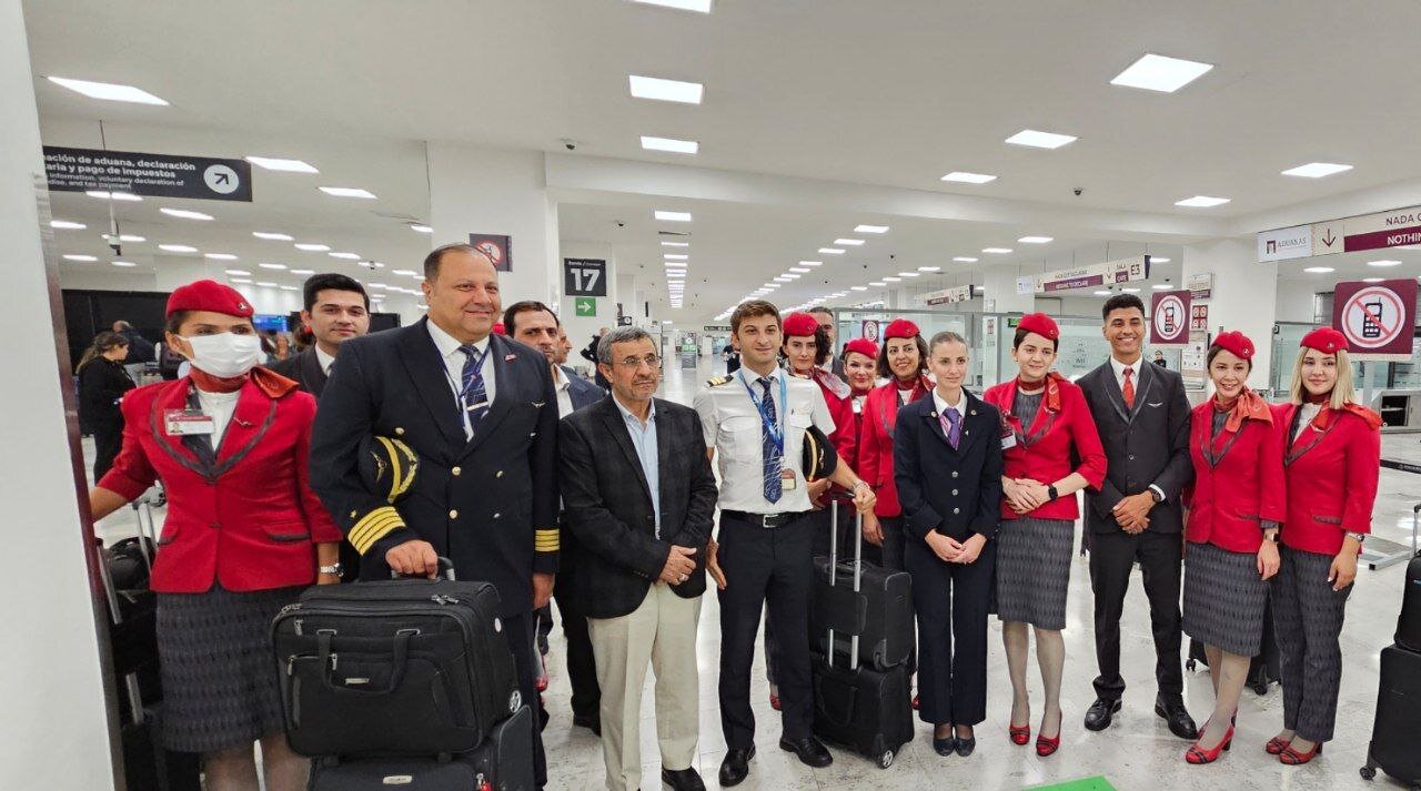 محمود احمدی نژاد در فرودگاه مکزیکوسیتی / عکس یادگاری با این زنان حاشیه ساز می شود؟ 2