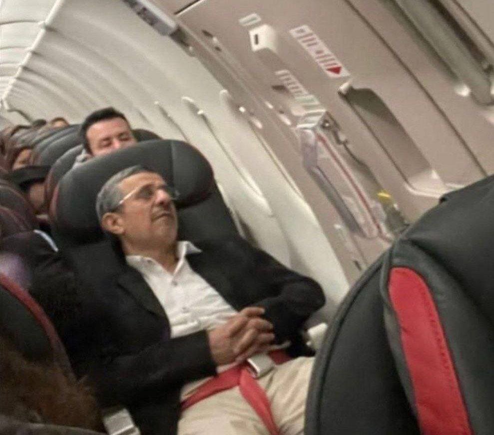 عکس | احمدی نژاد در حال خواب در هواپیما