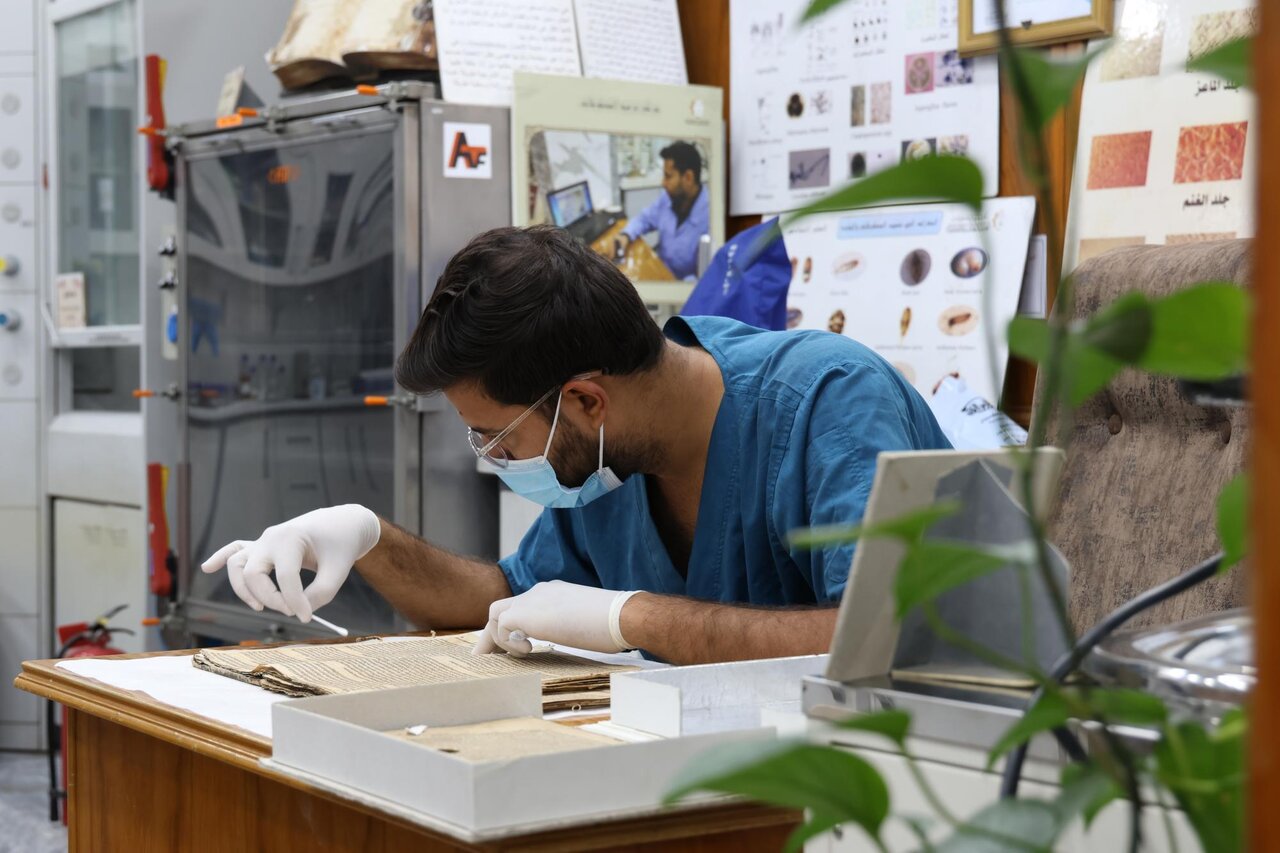 آغاز مرمت نسخه قدیمی انجیل به زبان آلمانی در آستان عباسی