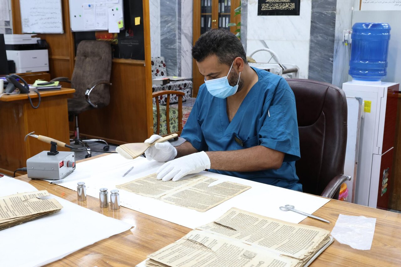 آغاز مرمت نسخه قدیمی انجیل به زبان آلمانی در آستان عباسی