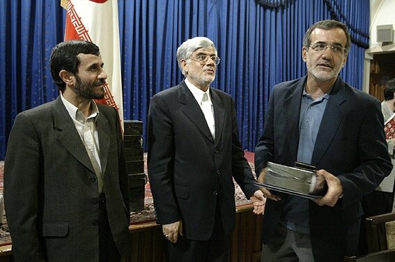 عکس یادگاری محمود احمدی نژاد با 2 چهره اصلاح‌طلب 2