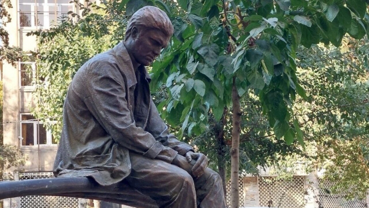 ماجرای مجسمهای در تهران که سرش را دزدیدند/ عکس