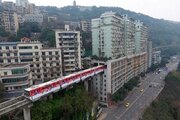 ببینید | عبور قطار از دل ساختمان مسکونی در چین!