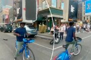 ببینید | حمل باورنکردنی یک کاناپه با دوچرخه در خیابان