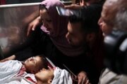 ببینید | واکنش تلخ یک مادر داغدار به مرگ فرزندانش در حمله هوایی رژیم صهیونیستی