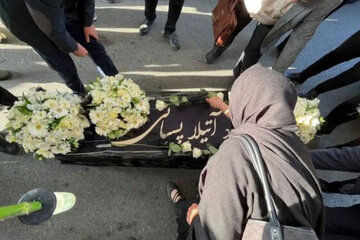 عکس | گریه‌های ستاره پسیانی در مراسم تشییع پیکر پدرش