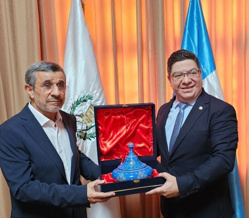احمدی نژاد با این هدیه ۳ میلیون تومانی به گواتمالا رفت +عکس