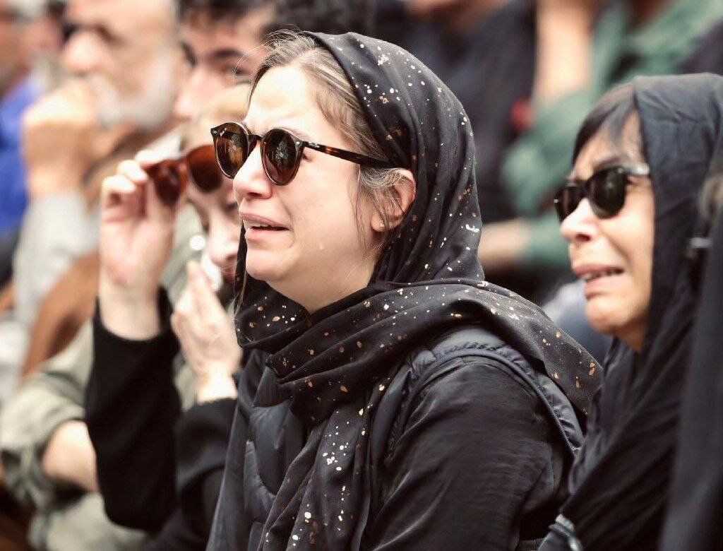 عکس | گریههای ستاره پسیانی در مراسم تشییع پیکر پدرش