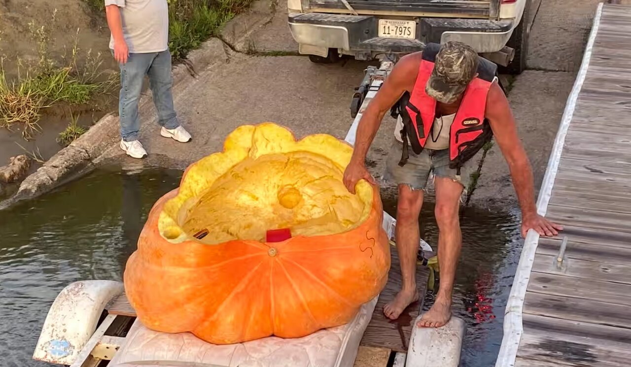 ثبت رکورد گینس با قایقی که از جنس کدو تنبل بود/ عکس