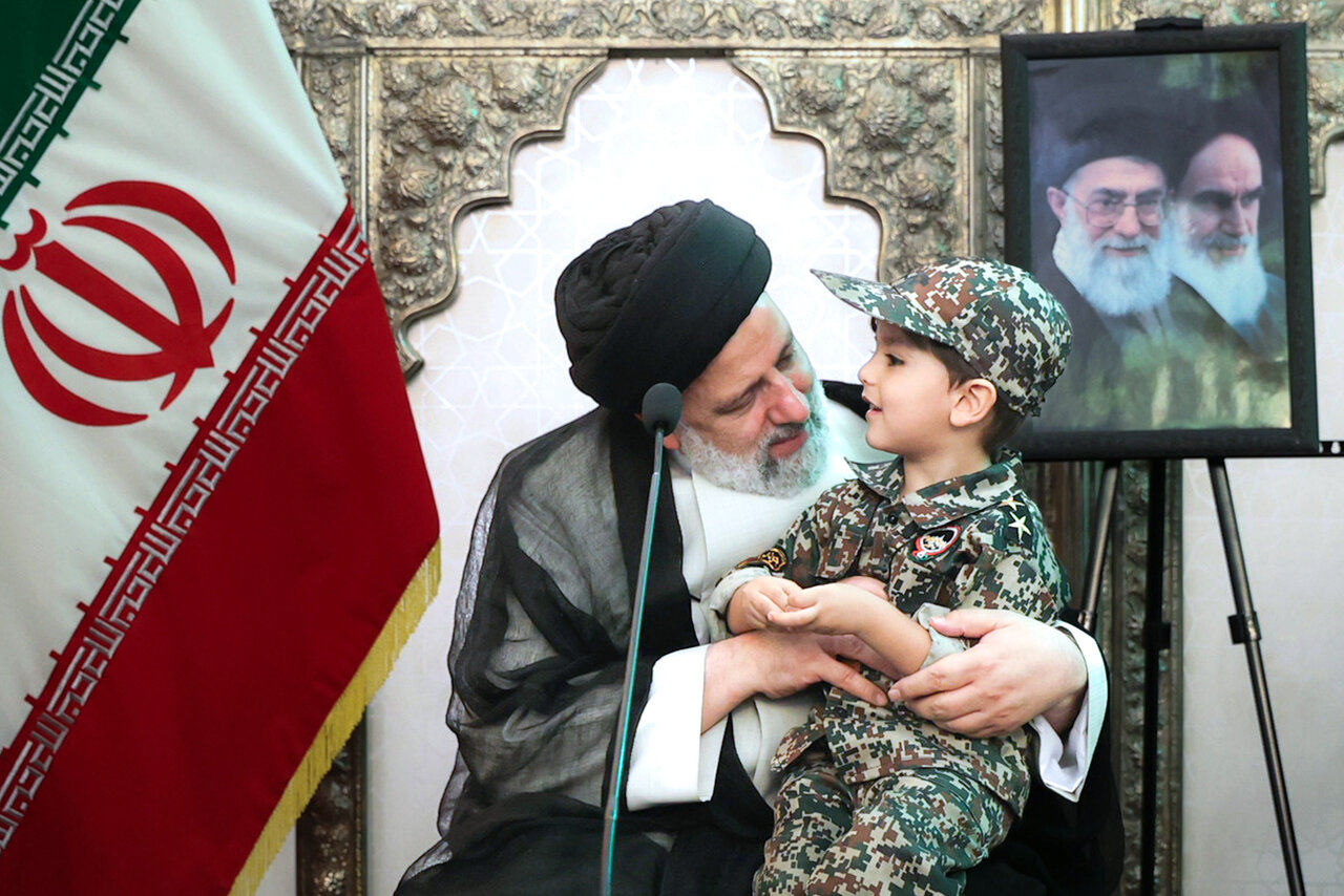 عکس خبرساز از یک کودک در آغوش رئیسی