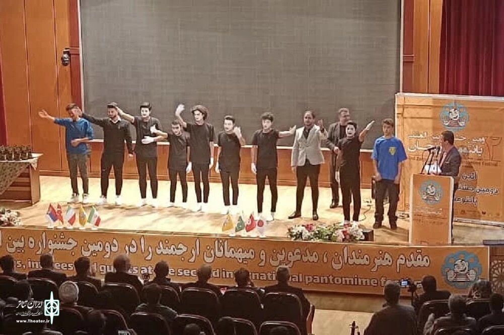 اهدای دستکش طلایی به خانواده زندهیاد فردوس کاویانی