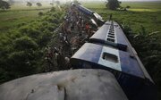 بببینید | اولین تصاویر از خروج مرگبار قطار از ریل در هند