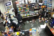 ببینید | حمله جانانه دختر جوان به دو دزد فروشگاه مقابل دوربین‌های مدار بسته