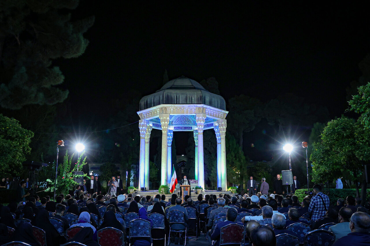 تعریف و تمجید ابراهیم رئیسی از تخت جمشید در حافظیه شیراز +عکس