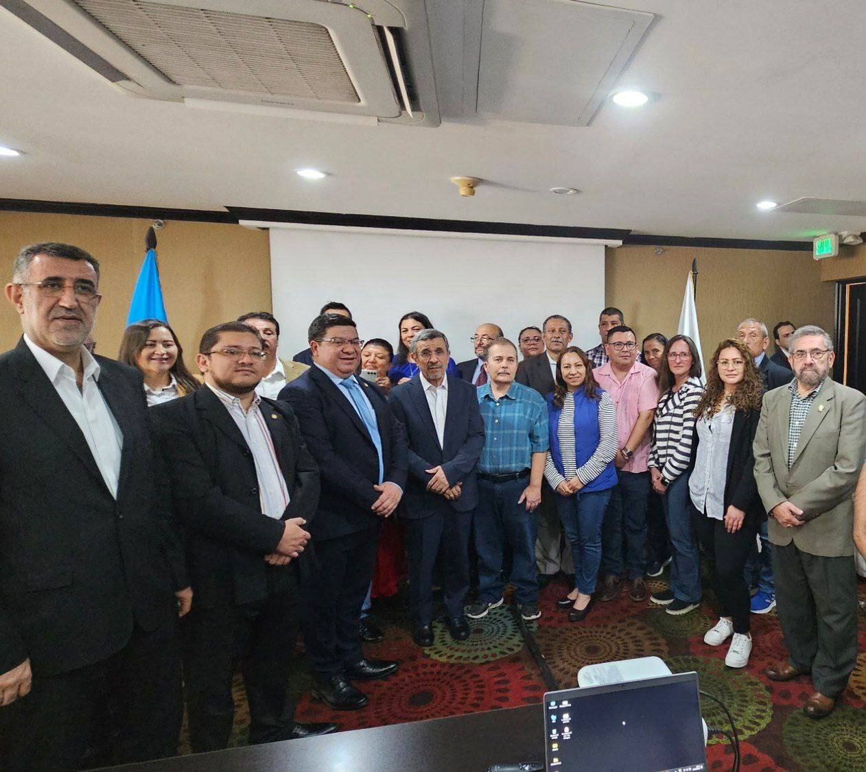 احمدینژاد راهی ایران شد/ بدرقه گرم وزرای گواتمالا +عکس