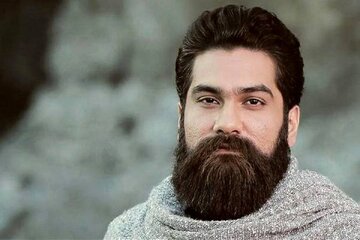 عکس | نگاه‌های احساسی مادر علی زندوکیلی در آغوش پسرش