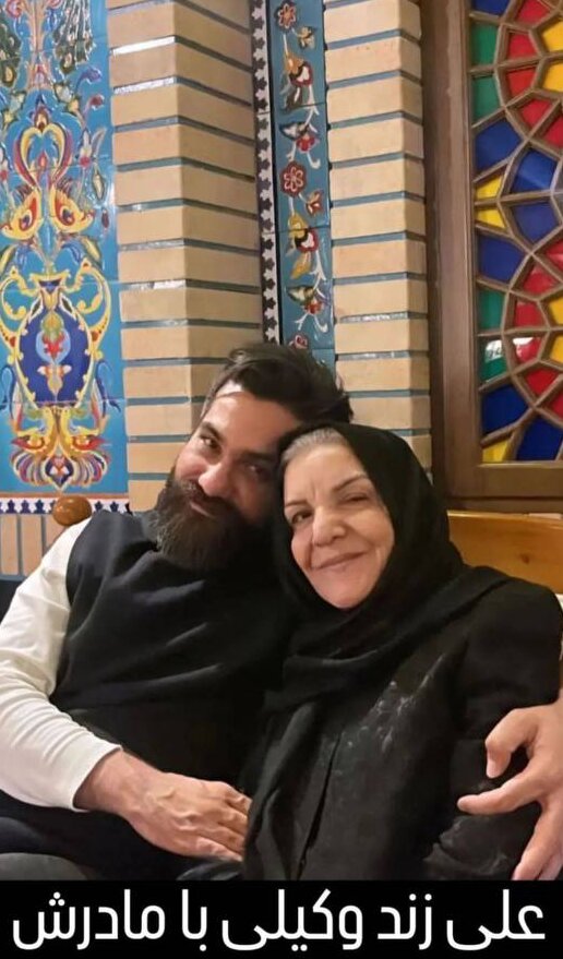 عکس | نگاه‌های احساسی مادر علی زندوکیلی در آغوش پسرش