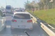 ببینید | مزاحمت غیرانسانی راننده خودروی سواری برای آمبولانس در ترافیک استانبول!