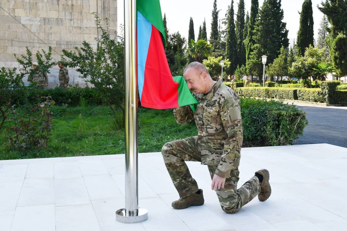 علی اف پرچم آذربایجان را به اهتزاز درآورد/عکس