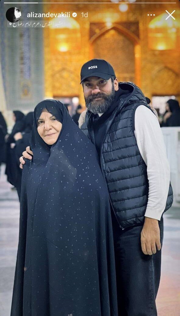 عکس علی زندوکیلی و مادرش در مکان مذهبی