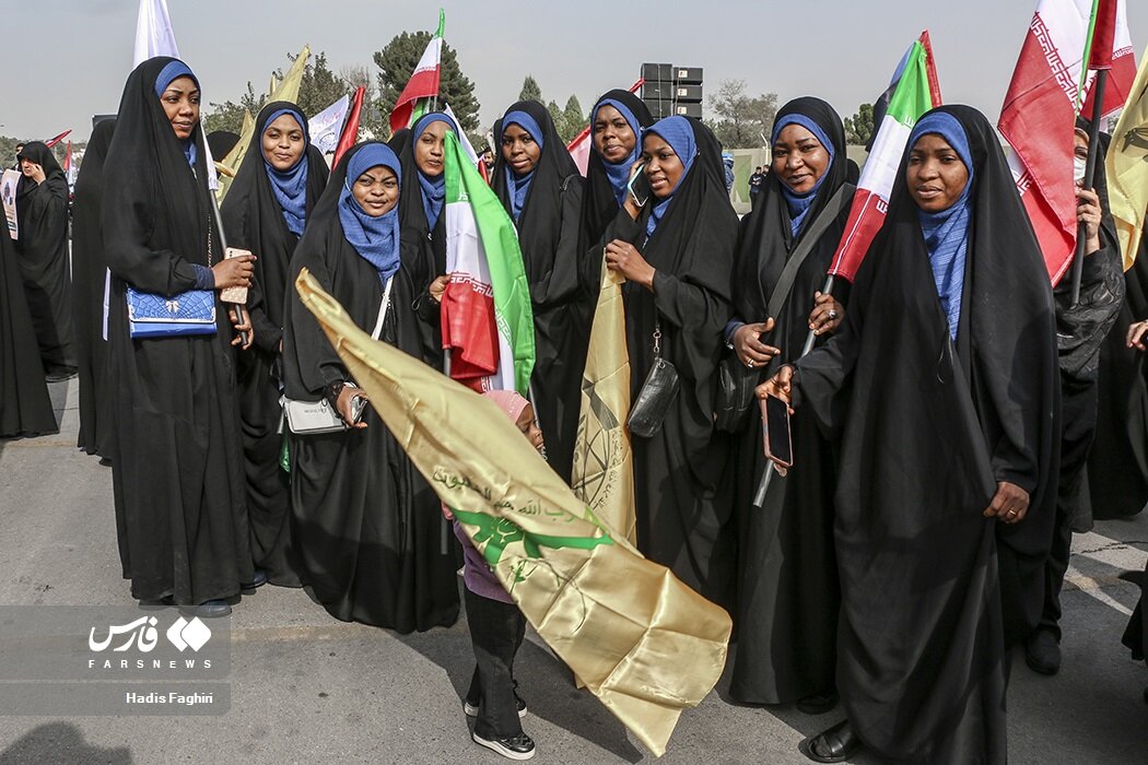 این زنان در مشهد به استقبال شیخ زکزاکی آمدند/ خمینی آفریقا خوش آمدی به ایران +عکس