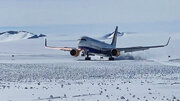 ببینید | لحظه فرود هواپیمای غول‌پیکر B٧۵٧ روی باند یخی قطب جنوب