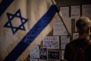 عکس | مسلسل اتوماتیک آمریکایی روی شانه‌های دختر پیشخدمت اسرائیلی در تل‌آویو