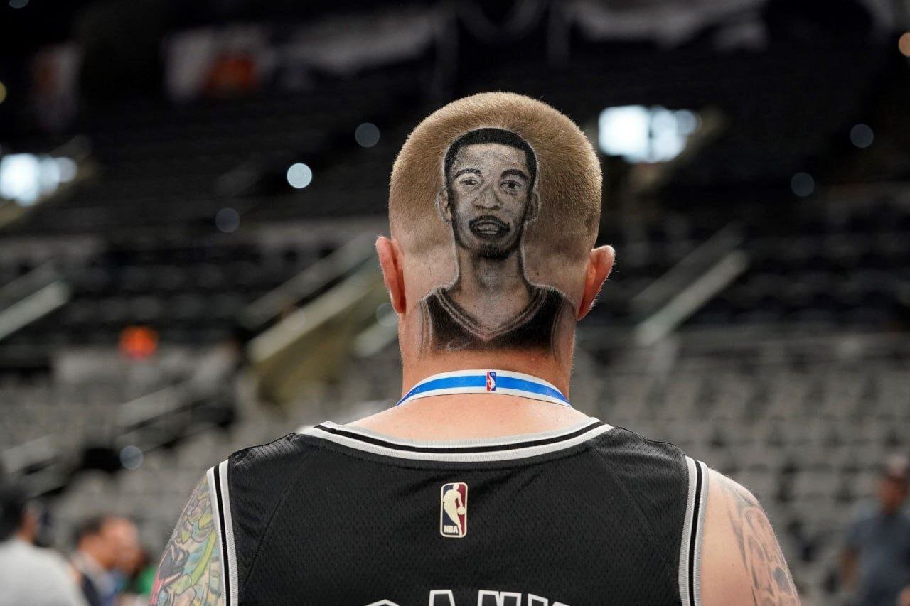 عکس | مدل موی عجیب بازیکن سن آنتونیو آمریکا در مسابقات پیش‌فصل NBA